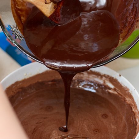 Krok 4 - Brownie czyli mega czekoladowa muffinka z bitą śmietaną i truskawkami foto