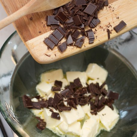 Krok 1 - Brownie czyli mega czekoladowa muffinka z bitą śmietaną i truskawkami foto