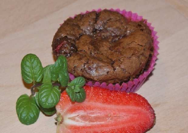 Fotografia przedstawiająca Brownie muffinki z truskawkami