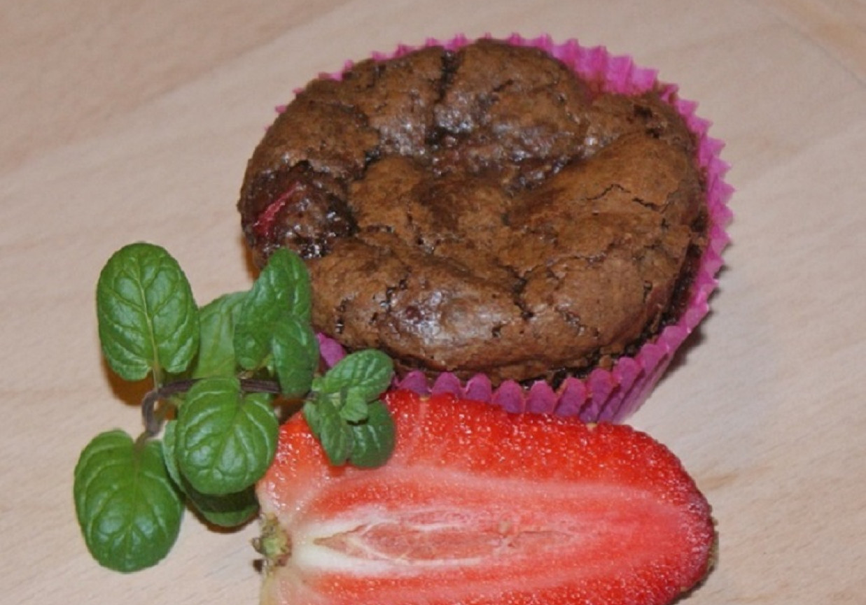 Brownie muffinki z truskawkami foto