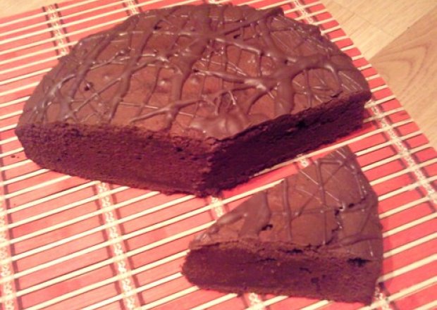 Fotografia przedstawiająca Brownie - pyszne czekoladowe ciasto