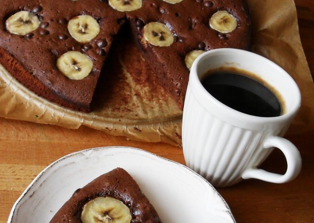 Fotografia przedstawiająca Brownie z bananami i groszkiem czekoladowym