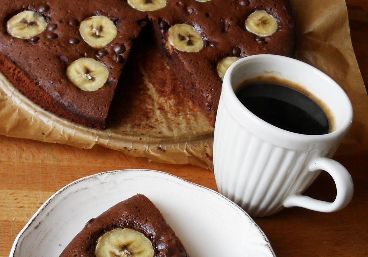 Brownie z bananami i groszkiem czekoladowym foto