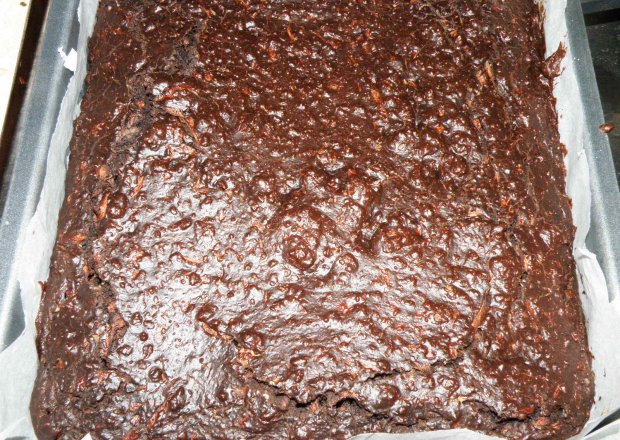 Fotografia przedstawiająca Brownies cynamonowe z orzechami i żurawiną