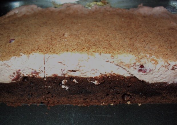 Fotografia przedstawiająca Brownies serowo - wiśniowe