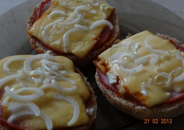 Fotografia przedstawiająca Bruschetta cebulowa z żółtym serem