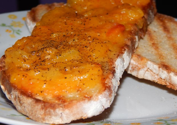 Fotografia przedstawiająca Bruschetta pomidorowo-paprykowa na chlebie zakwasowym