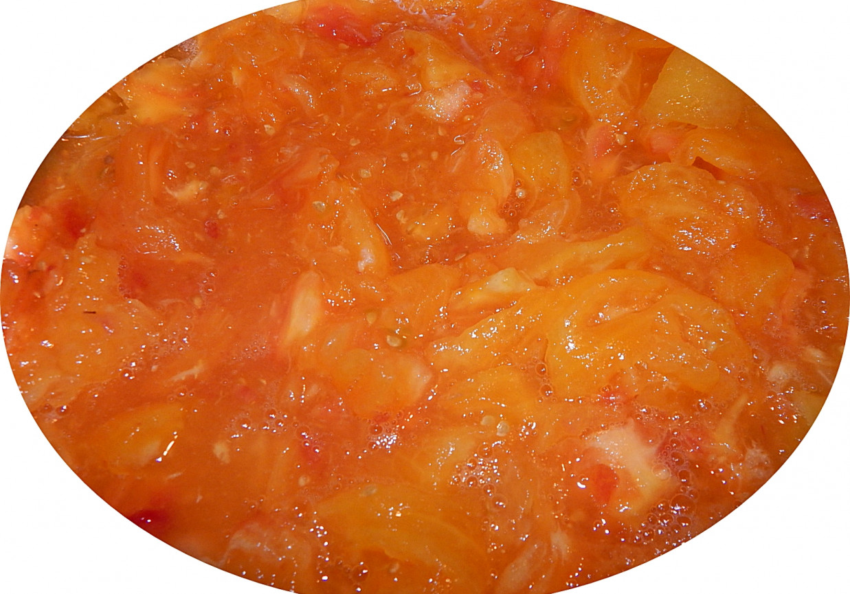 Bruschetta pomidorowo-paprykowa na chlebie zakwasowym foto