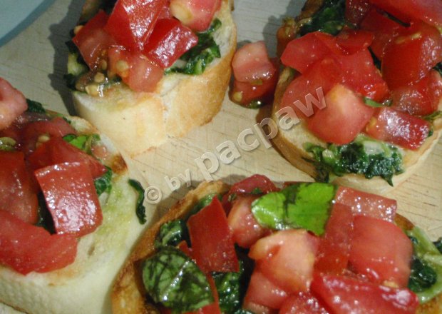 Fotografia przedstawiająca Bruschetta szpinakowo-pomidorowa z olejem lnianym