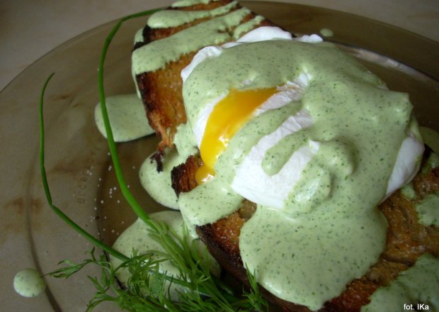 Fotografia przedstawiająca Bruschetta z jajkiem i zielonym sosem