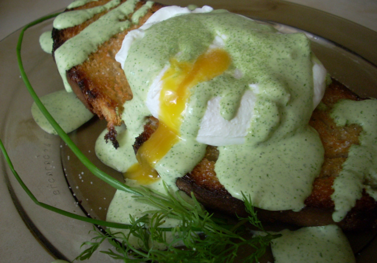 Bruschetta z jajkiem i zielonym sosem foto