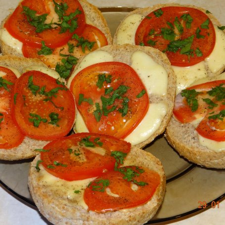Krok 7 - Bruschetta z mozzarellą i pomidorami foto