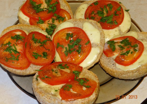 Fotografia przedstawiająca Bruschetta z mozzarellą i pomidorami