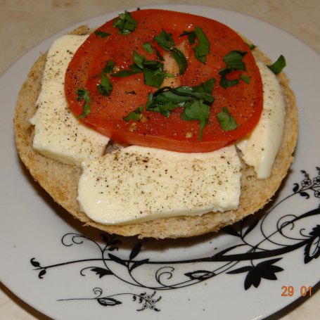 Krok 4 - Bruschetta z mozzarellą i pomidorami foto