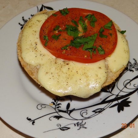 Krok 6 - Bruschetta z mozzarellą i pomidorami foto