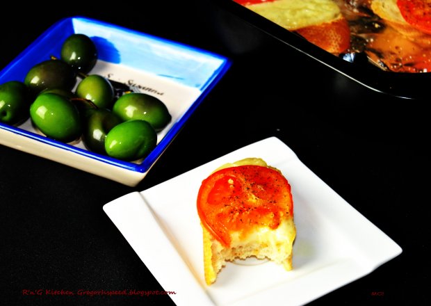 Fotografia przedstawiająca Bruschetta z mozzarellą i pomidorem