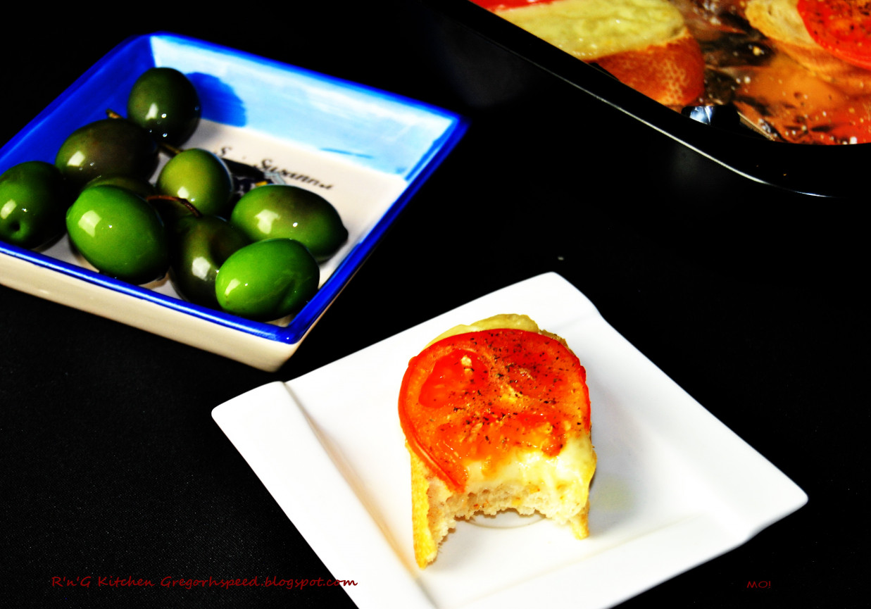 Bruschetta z mozzarellą i pomidorem foto