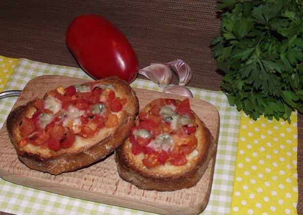 Fotografia przedstawiająca Bruschetta z pomidorami i gorgonzolą
