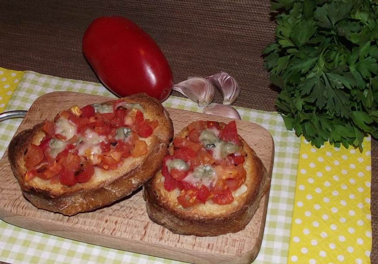Bruschetta z pomidorami i gorgonzolą foto