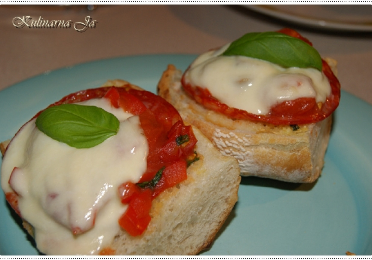 Bruschetta z pomidorami i mozzarellą foto