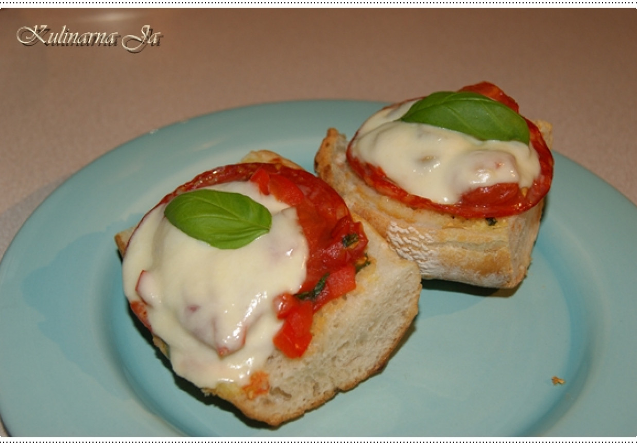 Bruschetta z pomidorami i mozzarellą foto