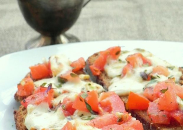 Fotografia przedstawiająca Bruschetta z pomidorami i mozzarellą