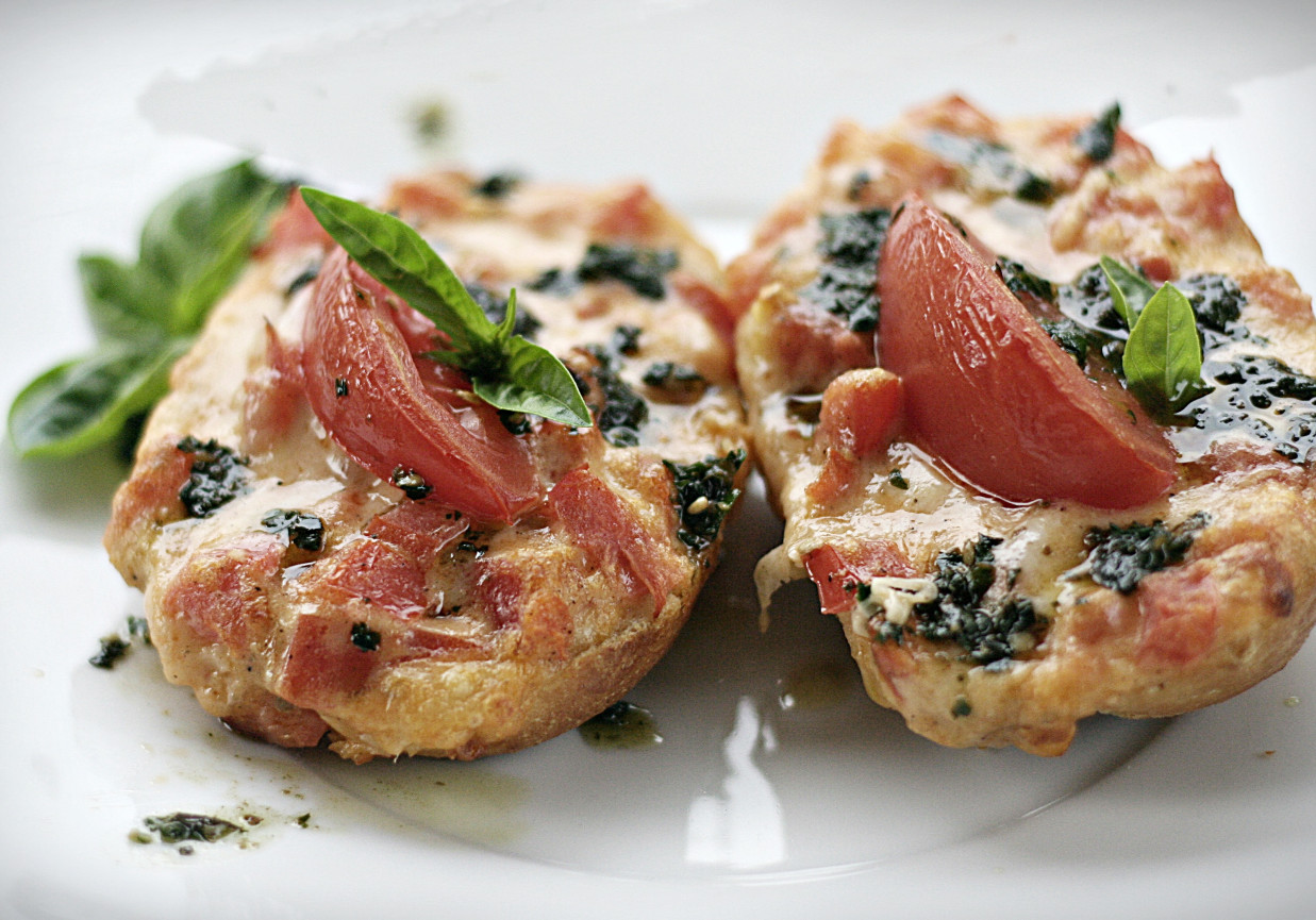 Bruschetta z pomidorami, mozzarellą i pesto z bazylii DoradcaSmaku.pl