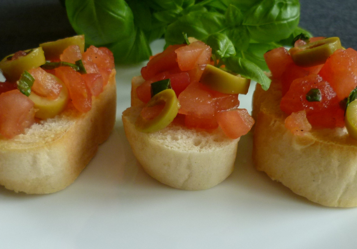 Bruschetta z pomidorami, oliwkami i bazylią  foto