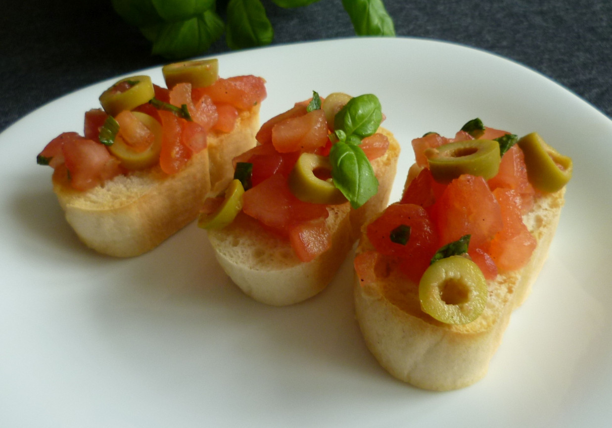 Bruschetta z pomidorami, oliwkami i bazylią  foto