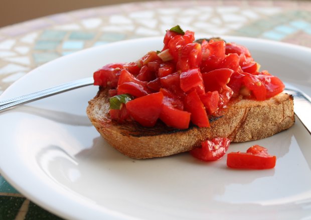Fotografia przedstawiająca Bruschetta z pomidorem i selerem naciowym