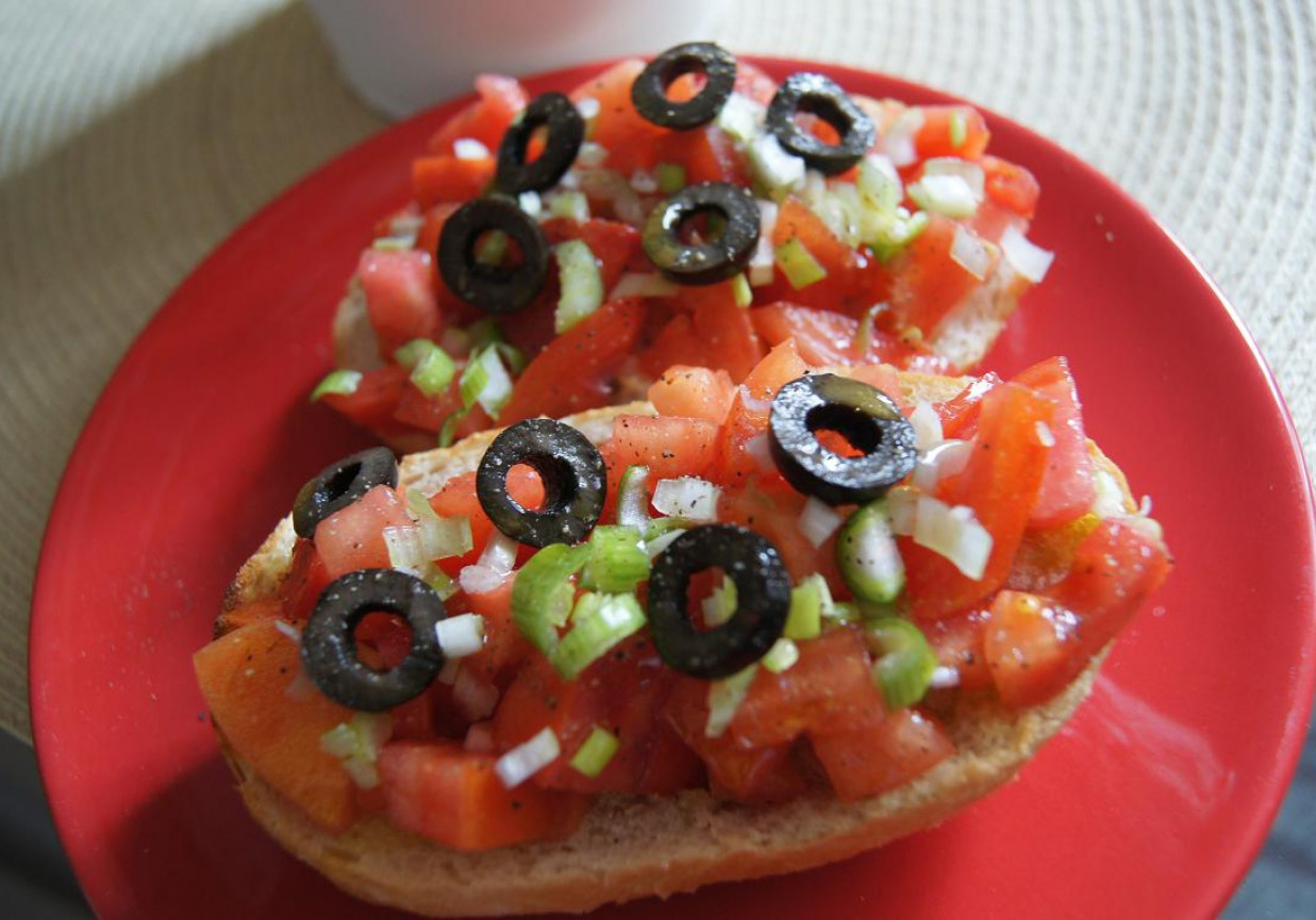 Bruschetta z pomidorkami i czarnymi oliwkami foto