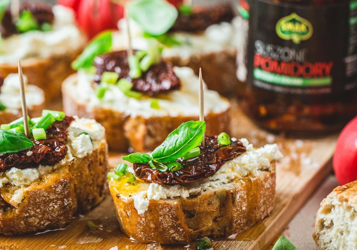 Bruschetta z serem stracciatella foto