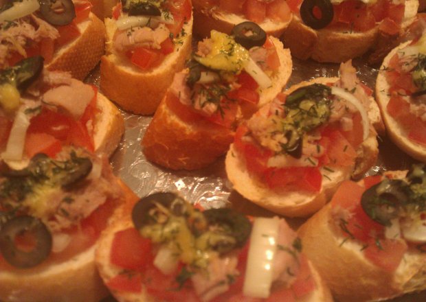 Fotografia przedstawiająca Bruschetta z tuńczykiem i pomidorami