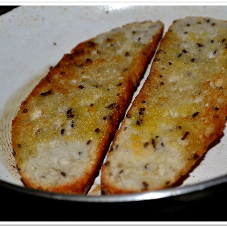 Krok 2 - Bruschetta ze smażonymi kaparami. foto
