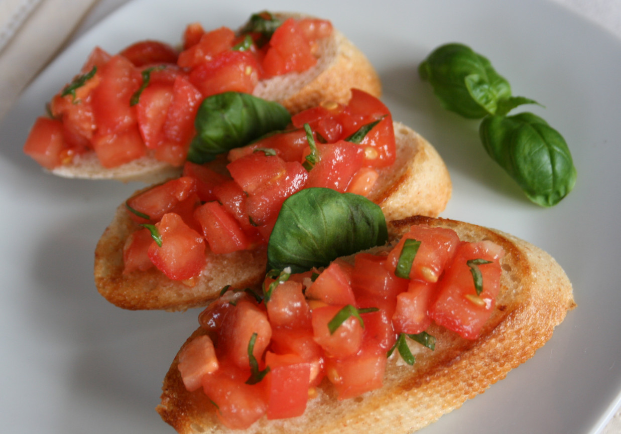 Bruschetta z pomidorami foto