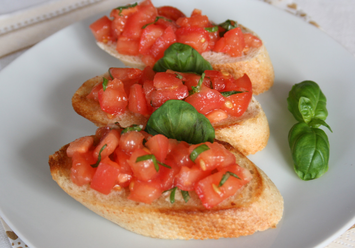 Bruschetta z pomidorami foto