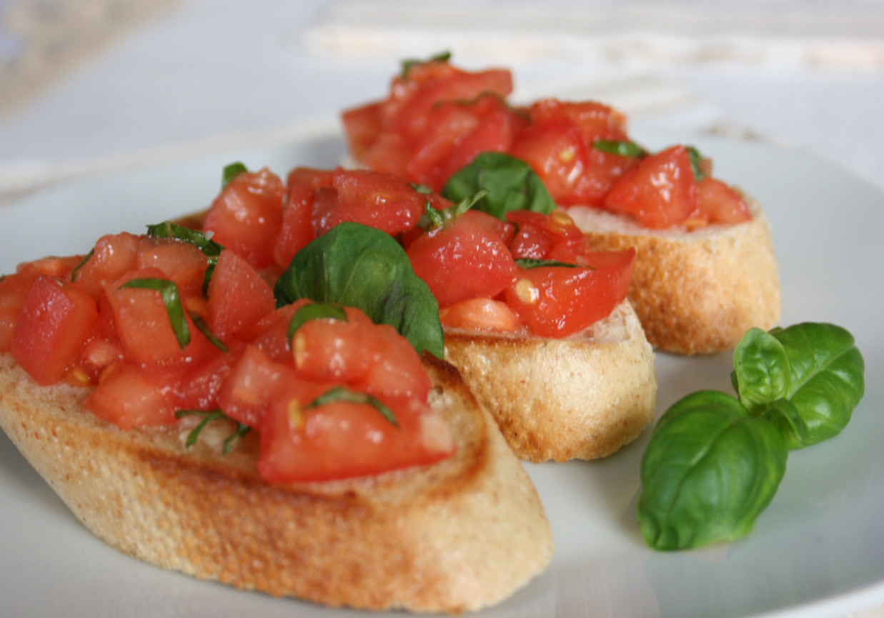 Bruschetta z pomidorami foto