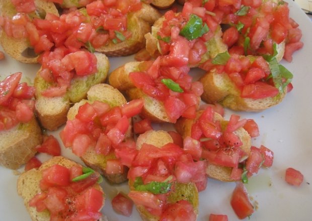 Fotografia przedstawiająca Bruschetty z pomidorami