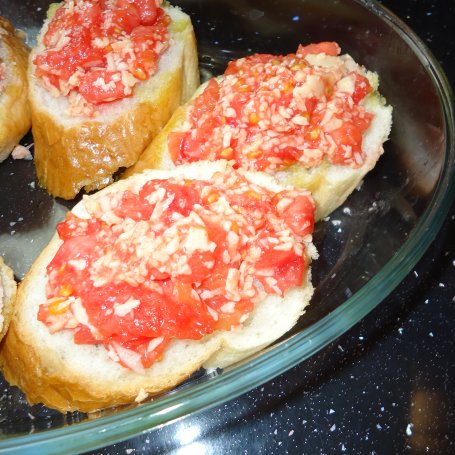 Krok 3 - Bruschetty ze świeżymi pomidorami i pachnącą bazylią foto