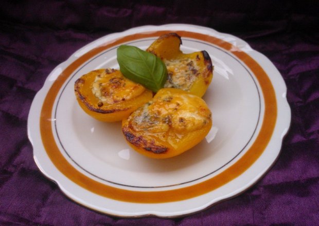 Fotografia przedstawiająca brzoskwinie zapieczone z serem roquefort