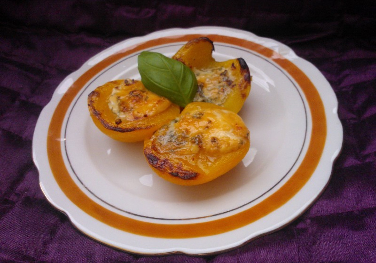 brzoskwinie zapieczone z serem roquefort foto