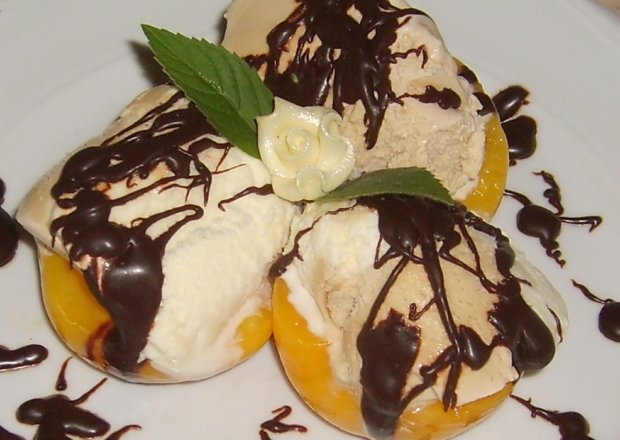 Fotografia przedstawiająca Brzoskwiniowy deser