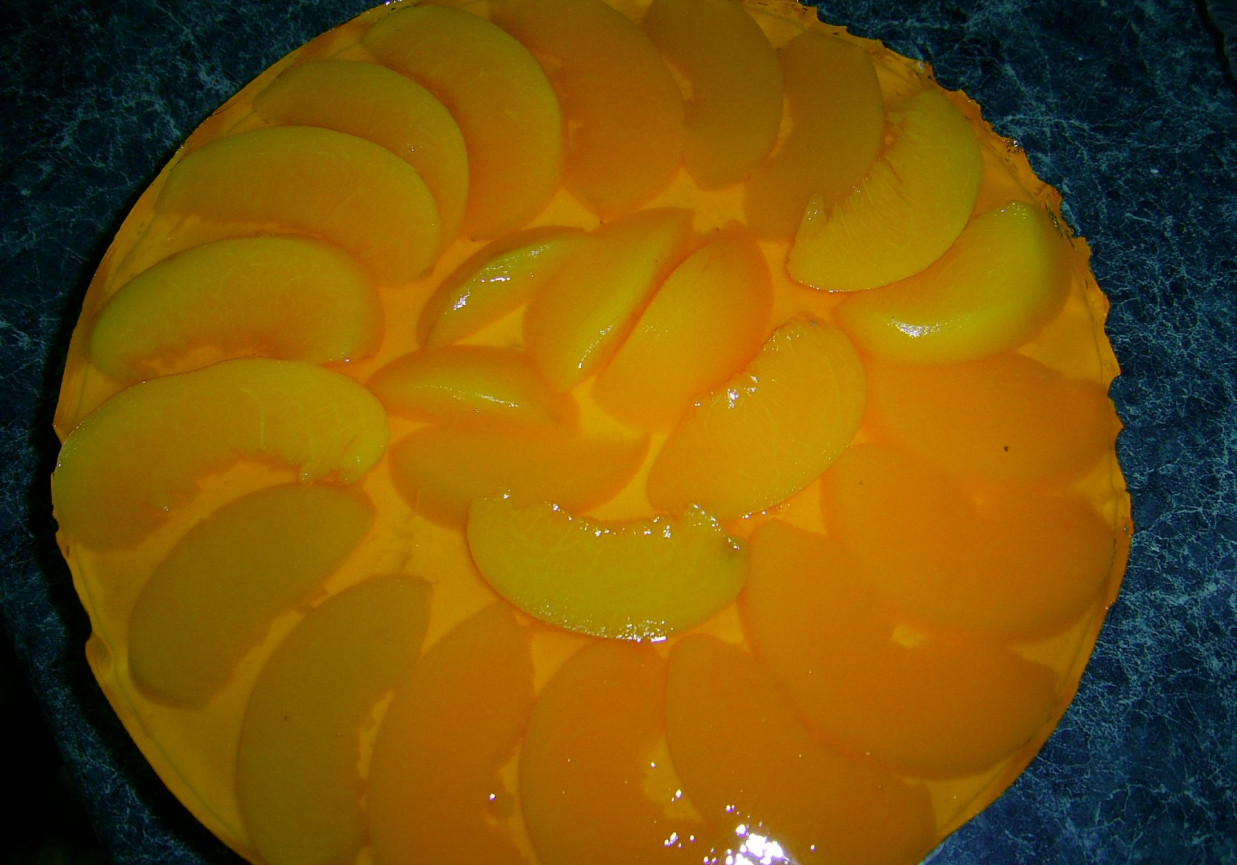 Brzoskwiniowy sernik na zimno na spodzie z herbatników foto