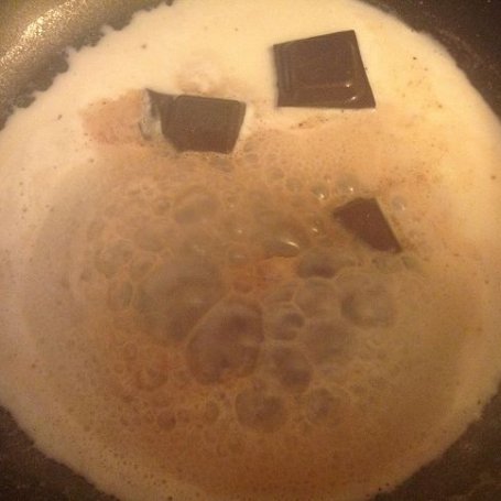 Krok 1 - Brzoskwinki schowane pod malinową czekoladką foto