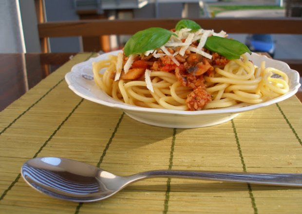 Fotografia przedstawiająca Bucatini z mięsem i pieczarkami (spaghetti z dziurką)