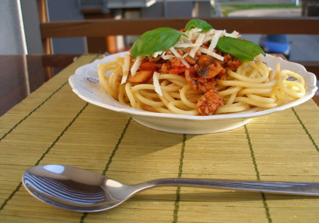 Bucatini z mięsem i pieczarkami (spaghetti z dziurką) foto