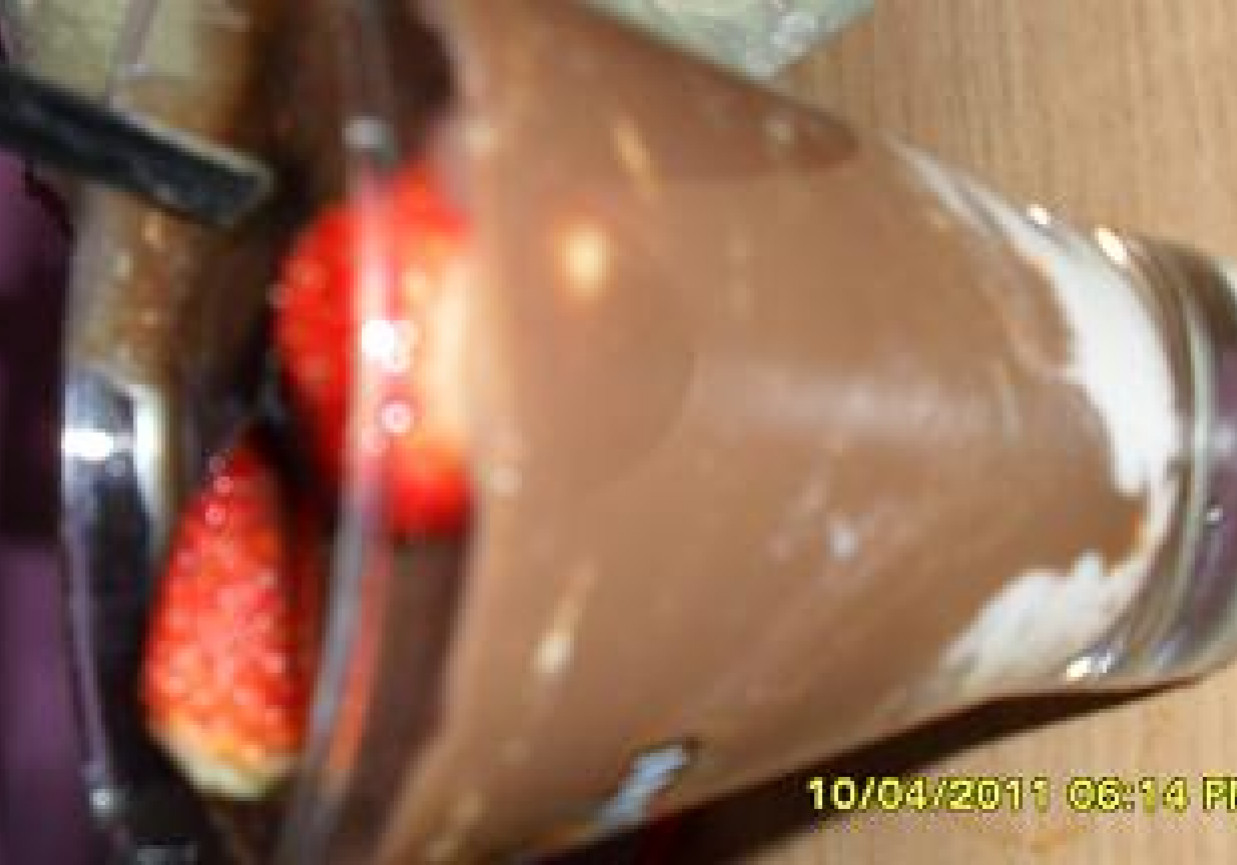 Budyń czekoladowy z bitą śmietaną i truskawkami foto