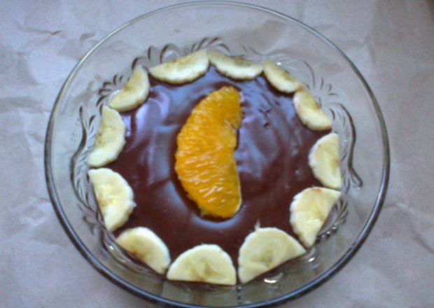 Fotografia przedstawiająca Budyń czekoladowy z owocami