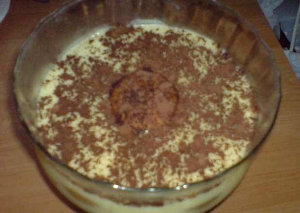 Fotografia przedstawiająca budyń kukurydziany z biszkoptami i kakao