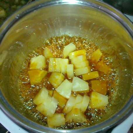 Krok 3 - budyń w sosie karmelowym z ananasem foto